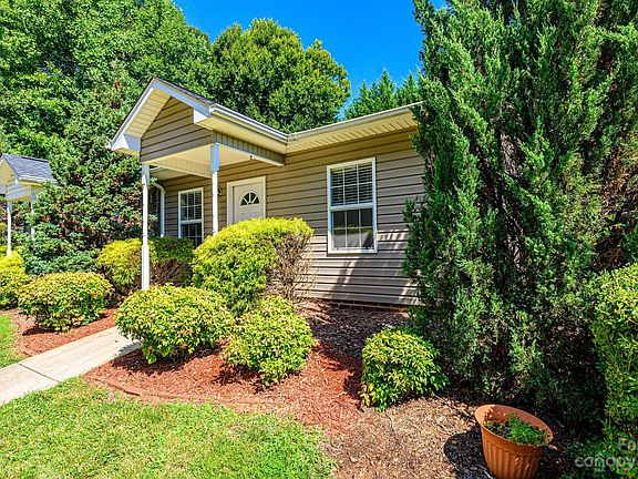 3rd image of 1209 Camelot Ct NE