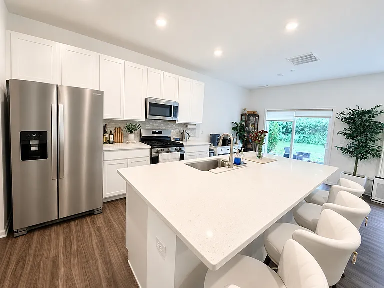 931 Shagbark Ln — Photo 3