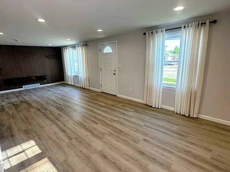 1185 Brighton Rd — Photo 3