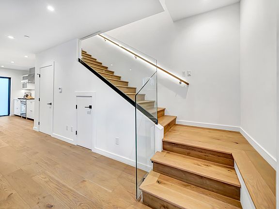 5th image of 1409 N Poinsettia Pl