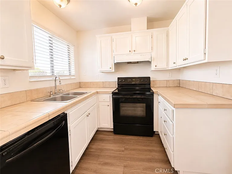 8582 Tamarind Ave #D — Photo 7