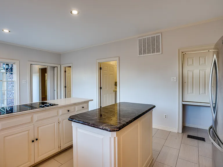 4100 Lovers Ln — Photo 13