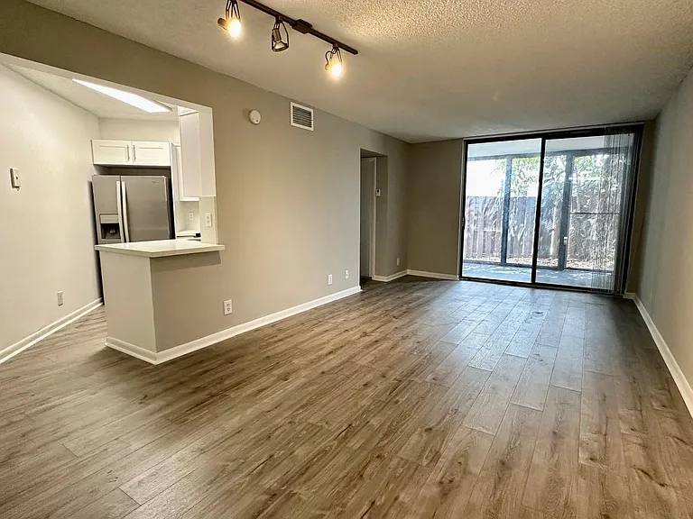 215 Lake Pointe Dr #101 — Photo 3