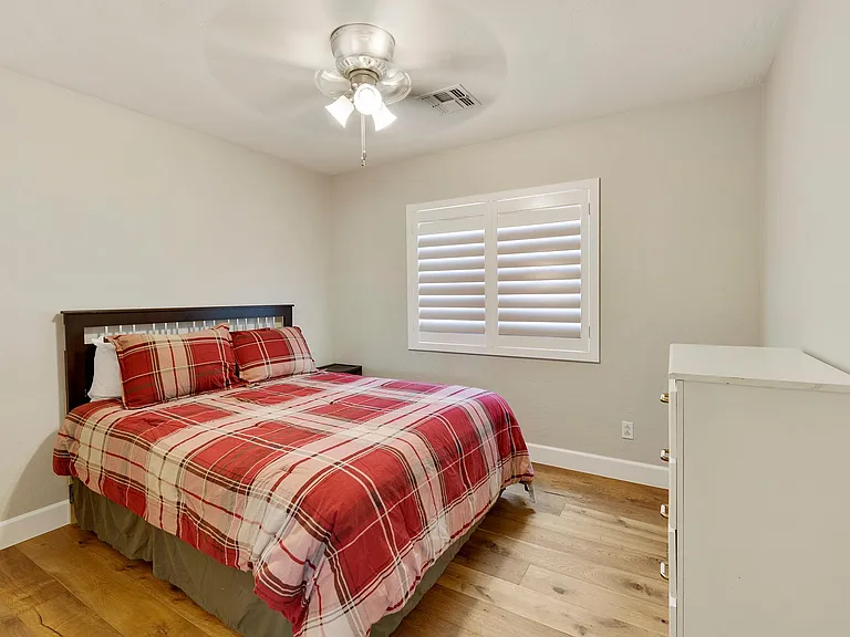 1425 E Morelos St — Photo 28