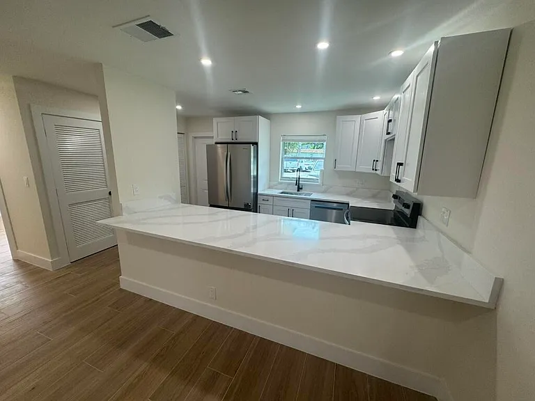 435 SW Natura Ave #A — Photo 4