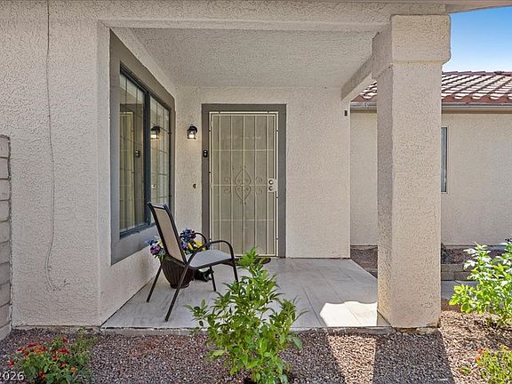3rd image of 2432 Millcroft Dr