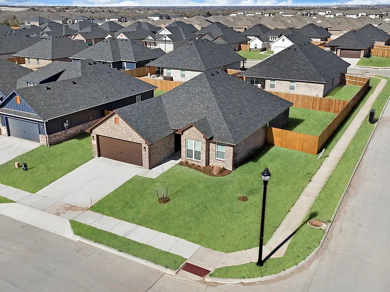 2801 Tulip Dr — Photo 35