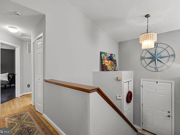 3rd image of 816 Valley Dr