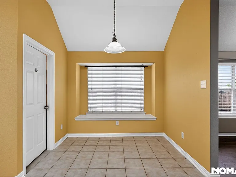 409 Lois Ln — Photo 25