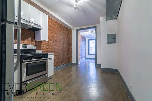 Rented by Evergreen Apartments BK | media 10