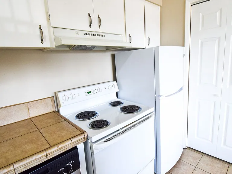 Vista Hills Apartments — Photo 14