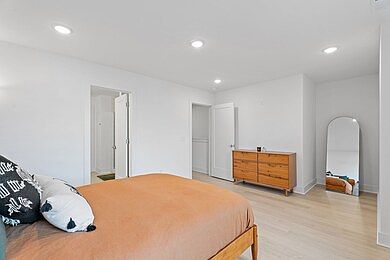 5th image of 608 Markham St