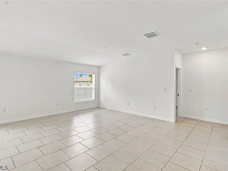 1904 NE 6th Ave — Photo 8