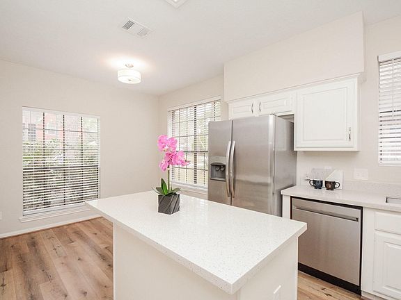 4th image of 10 Heathstone Pl