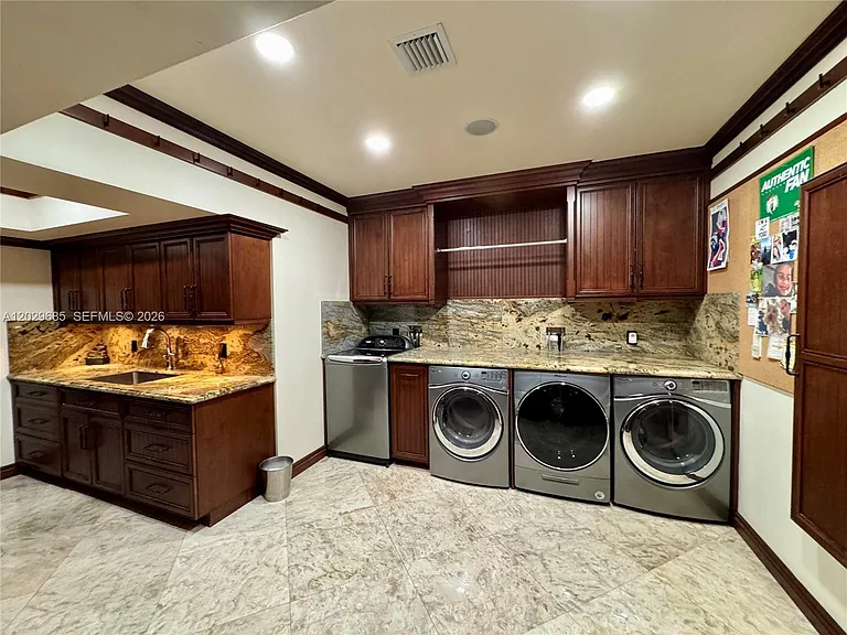 10445 Canterbury Ct — Photo 84