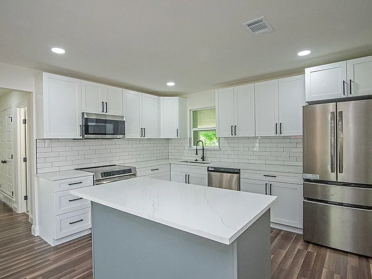 2608 Lockhart Ave — Photo 2