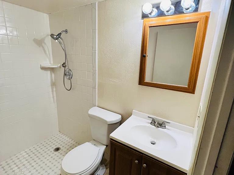 513 W Henry St — Photo 10