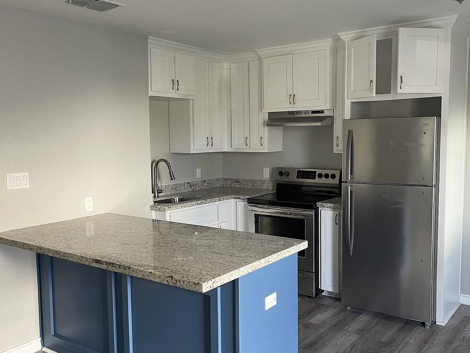 607 E Washington St — Photo 3