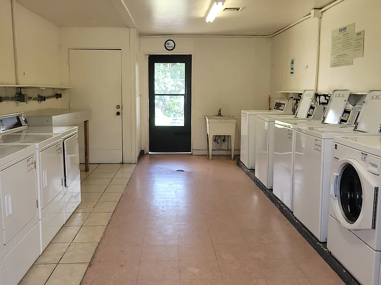 Executive House Apartments — Photo 6