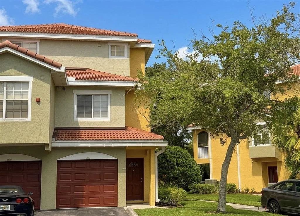 3 bed, 3.0 bath, 1559 sqft, $2,700 — Photo 2