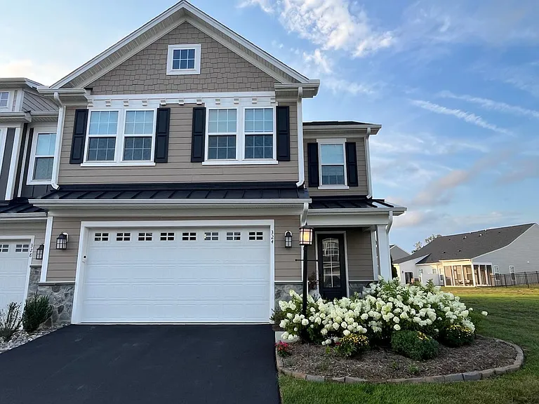 324 Bayberry Ln — Photo 2