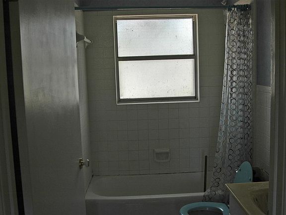 5th image of 110 Beach Dr