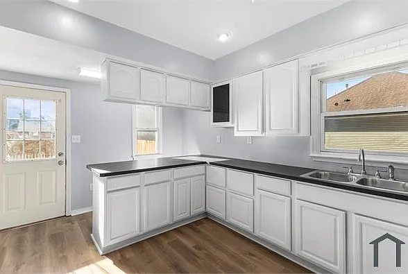 1418 Mott Ave — Photo 7