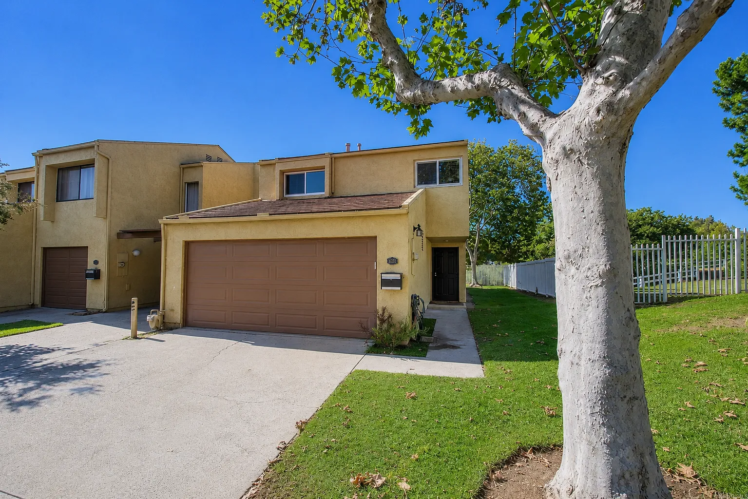 4701 Carmonita Ln — Photo 2