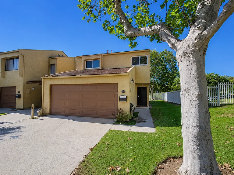 4701 Carmonita Ln — Photo 2