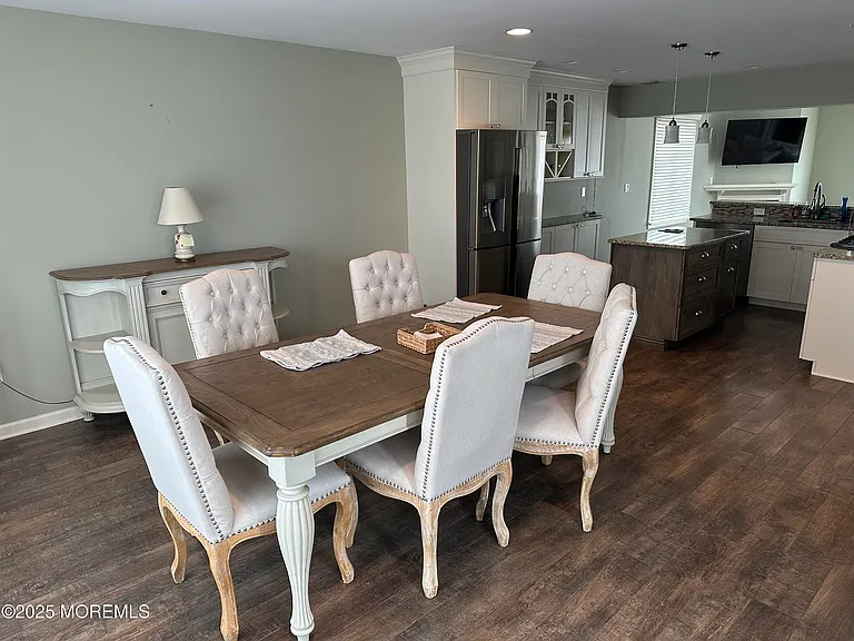 988 Capstan Dr — Photo 2