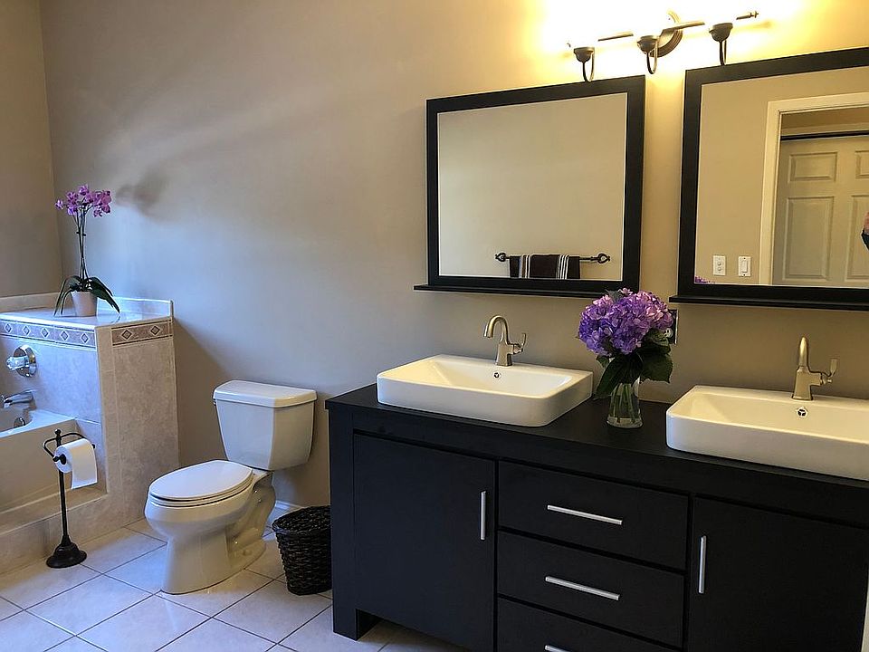 Master bath  w/ tub, shower