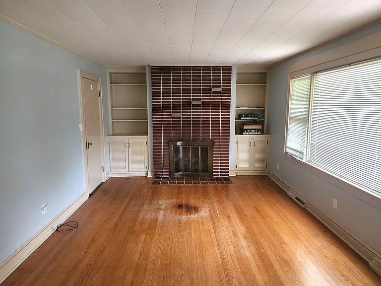 571 Lovers Ln — Photo 3