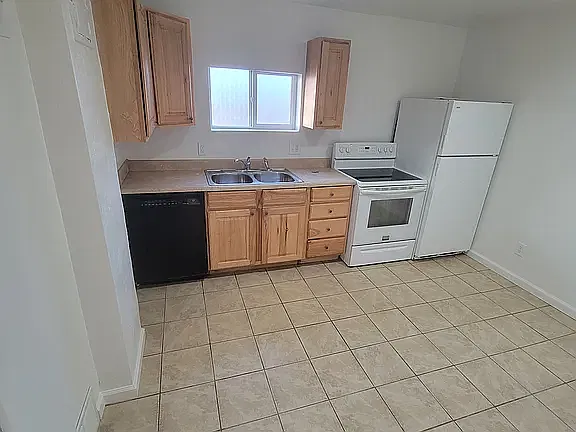 1450 Colorado Ave — Photo 2