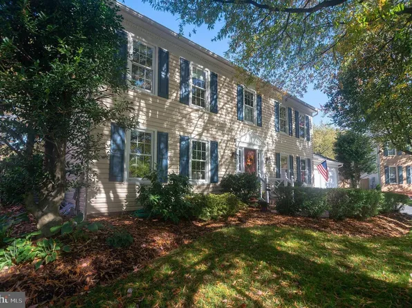 13104 Bradley Farm Dr, Herndon, VA 20171