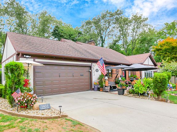 3rd image of 1433 Amesbury Ln