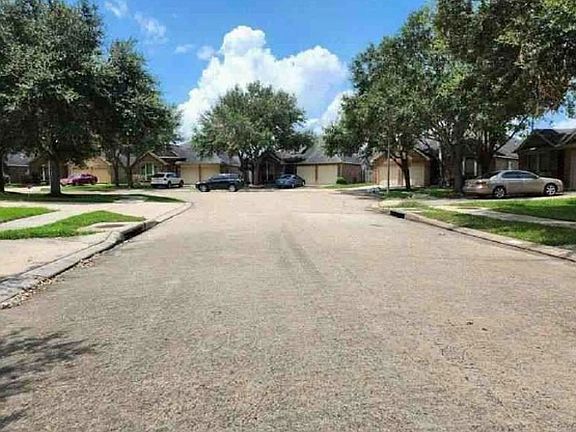 Exterior Neighborhood (street photo)