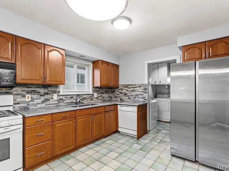 323 N Campbell Rd — Photo 7