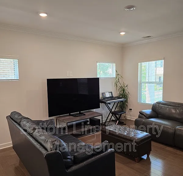 1221 Colgher St — Photo 9