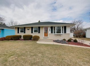 8224 W Tesch Ave, Greenfield, WI 53220