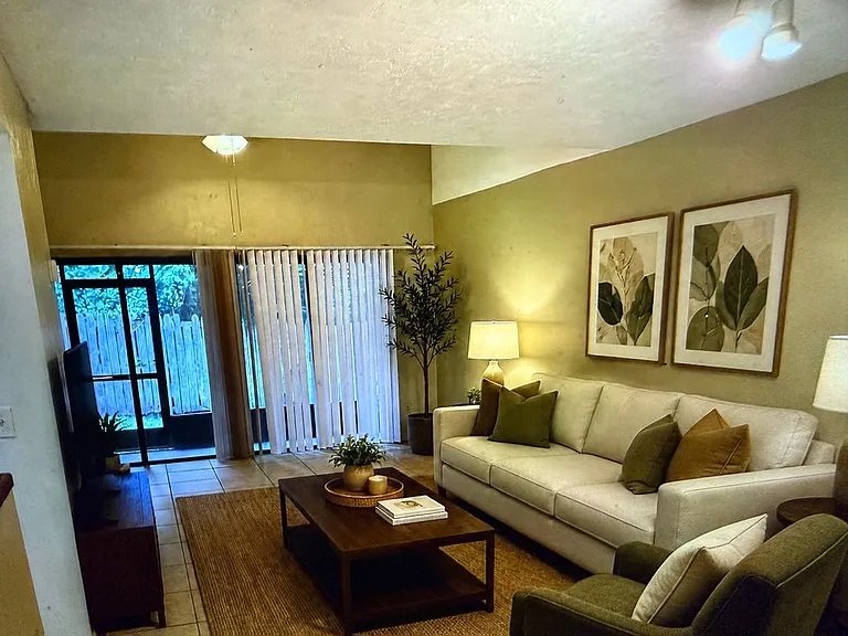4304 SW 70th Ter #B — Photo 2