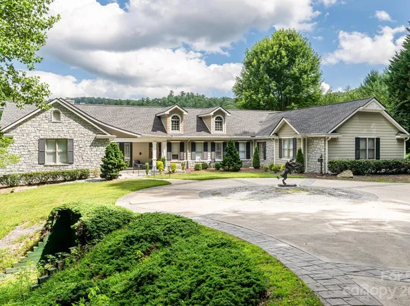 301 Winding Meadows Dr, Flat Rock, NC 28731