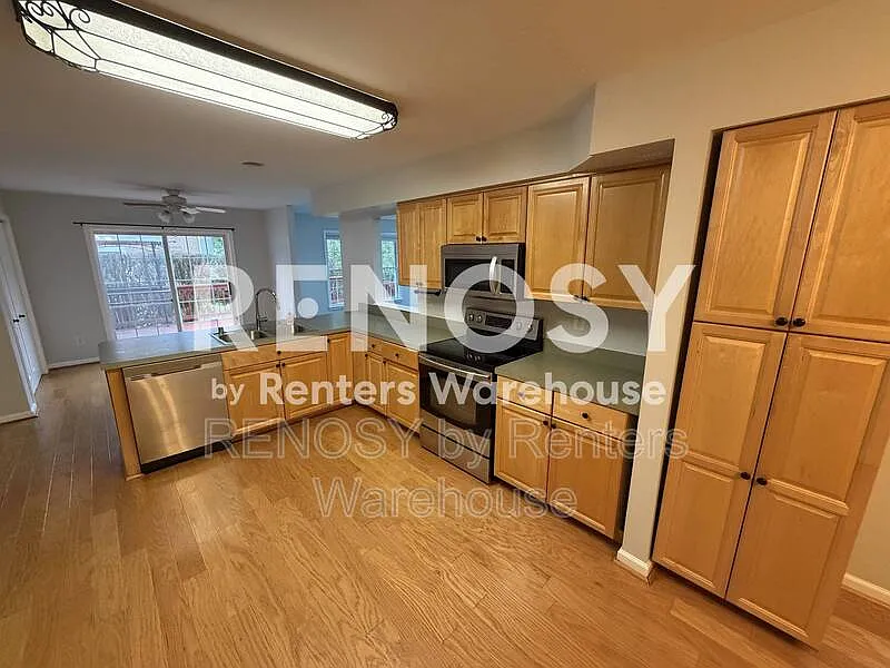 4 bed, 2.5 bath, 3000 sqft, $3,300 — Photo 2