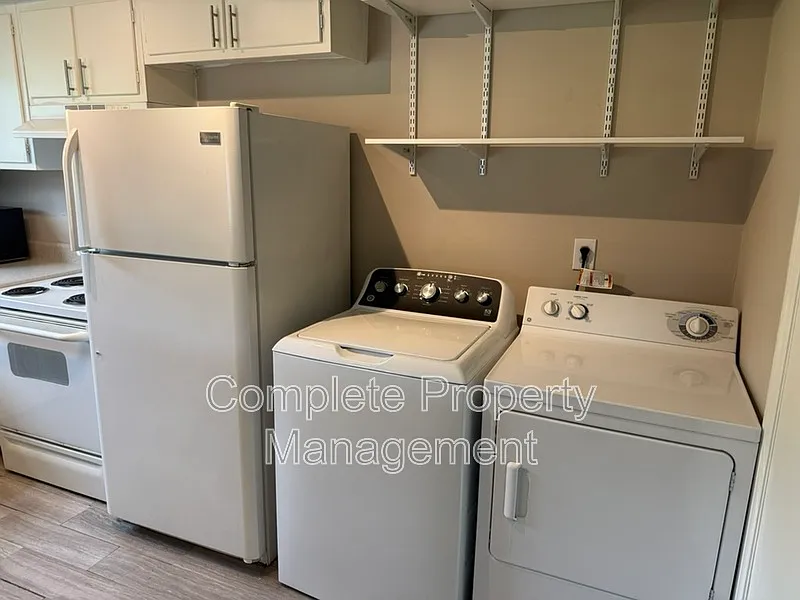 2 bed, 1.0 bath, 890 sqft, $1,300 — Photo 4
