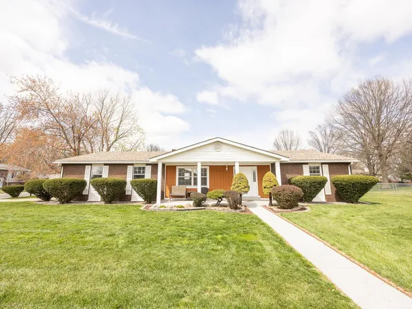 12 Frontenac Ln, Maryville, IL 62062