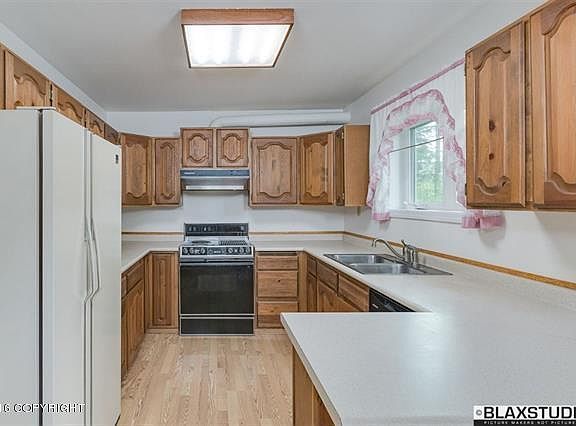 2nd image of 400 Fairbanks St