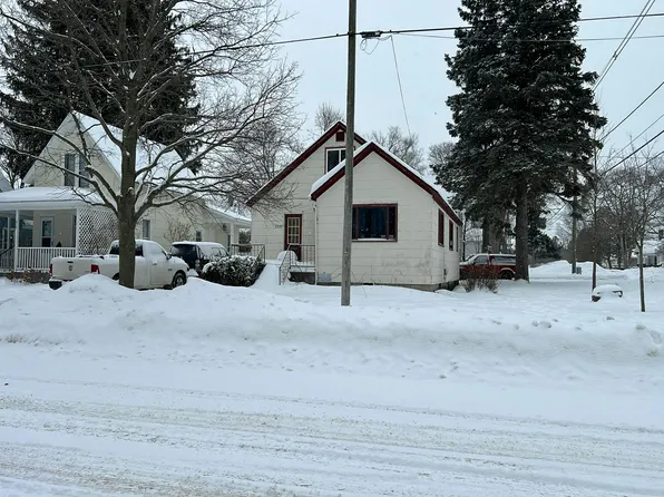 220 W Upright St, Charlevoix, MI 49720