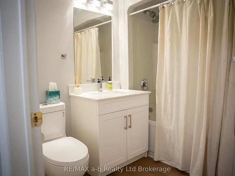 390 Ontario St #UPPER — Photo 10