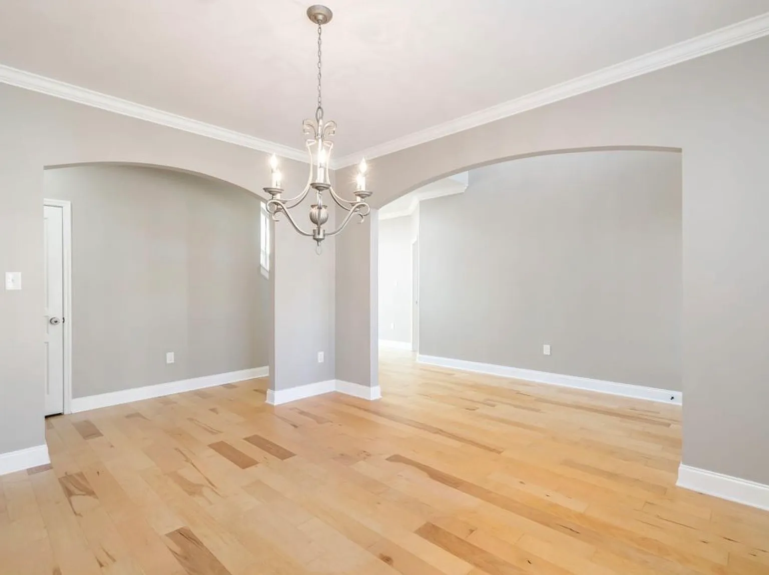 5 bed, 2.5 bath, 3000 sqft, $3,400 — Photo 2