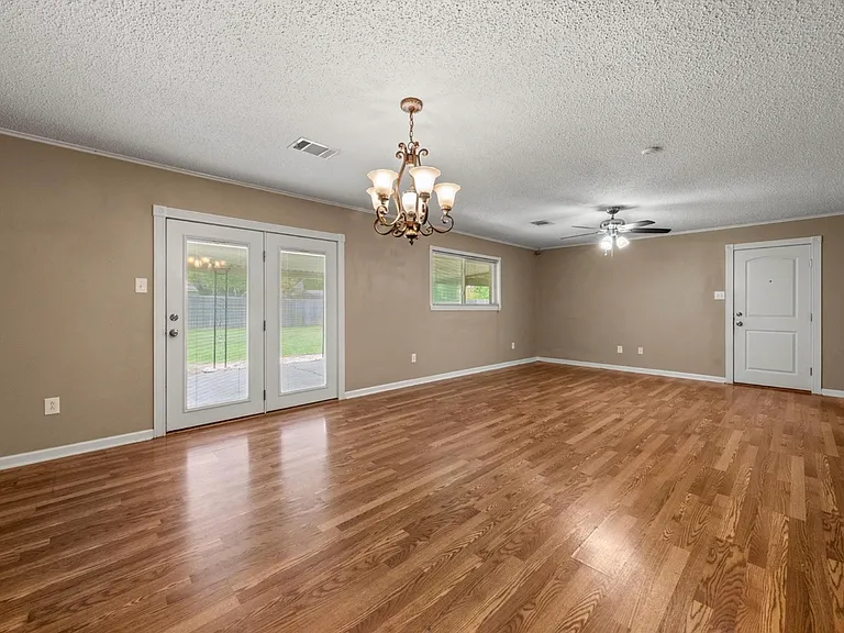 436 Topeka Dr — Photo 3