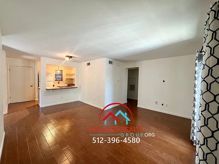 402 Fredericksburg St — Photo 7